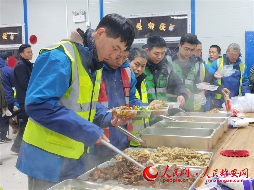 圖為建設(shè)者們歡聚一堂喜迎新春。中建三局集團(tuán)北京有限公司供圖