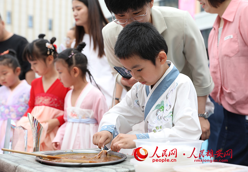 5月31日，雄安容和樂安幼兒園舉辦傳統(tǒng)文化游園活動(dòng)?；顒?dòng)邀請(qǐng)了雄安當(dāng)?shù)胤沁z文化傳承人走進(jìn)幼兒園，與孩子和家長交流互動(dòng)。通過現(xiàn)場接觸非遺項(xiàng)目，讓孩子們零距離認(rèn)識(shí)非遺、熟悉非遺，感受非遺之美。人民網(wǎng) 李兆民攝