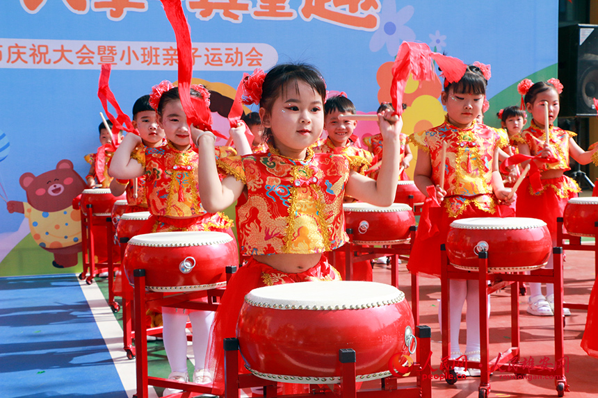 雄安容西興學(xué)幼兒園舉辦“共建兒童友好，共享童真童趣”親子運(yùn)動(dòng)會(huì)，讓小朋友在參與中體驗(yàn)合作與成長(zhǎng)的快樂(lè)。雄安容西興學(xué)幼兒園供圖