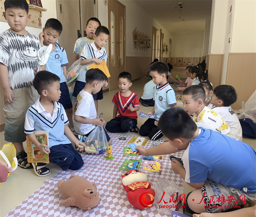 圖為“集市行樂”活動中，學生用“悅容幣”進行交易。雄安容和悅容幼兒園供圖