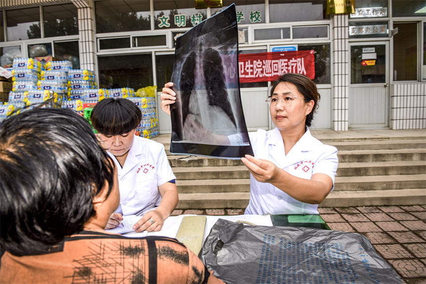 2023年8月27日，涿州市碼頭中心衛(wèi)生院巡回醫(yī)療隊，在為向三村民體檢身體并免費發(fā)放常規(guī)藥。劉永興 攝