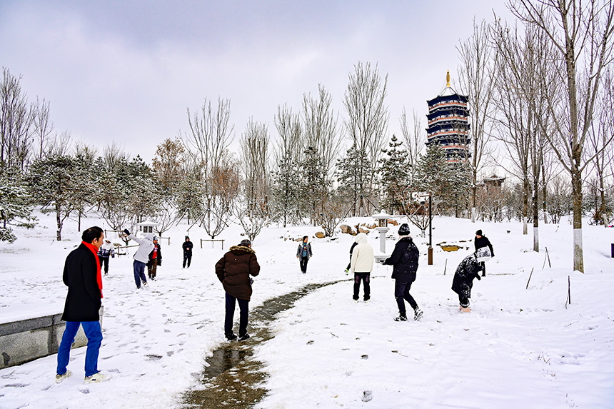 市民在雪中嬉戲。胡忠攝