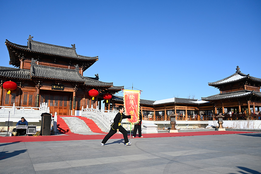 “雄安歲節(jié)，國風(fēng)悅?cè)荨睗h服園游會活動的武術(shù)表演。胡忠攝