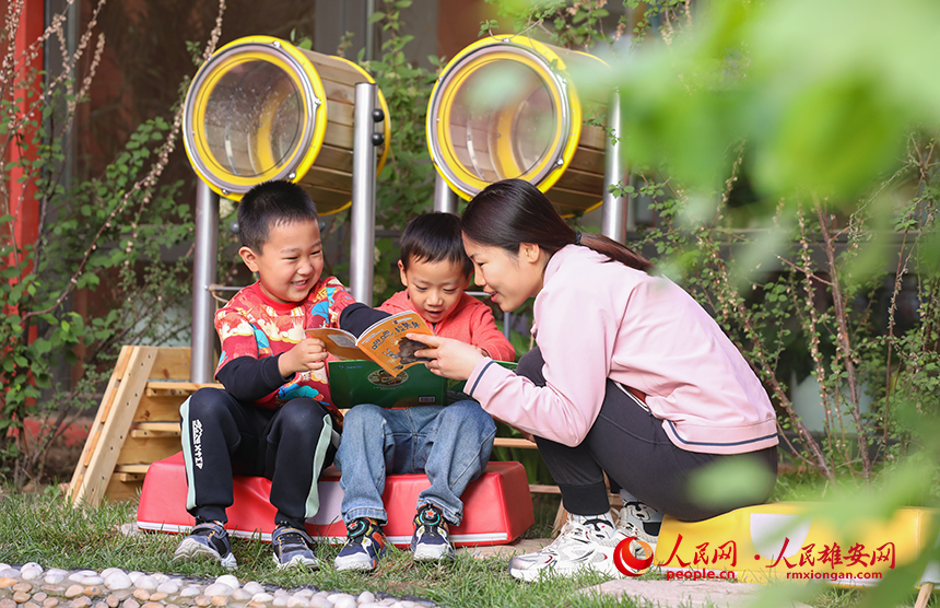 4月23日，雄安北海幼兒園師幼合作在幼兒園白洋淀微景觀進(jìn)行布置，開展荷塘趣味讀書活動(dòng)。人民網(wǎng)記者 李兆民攝