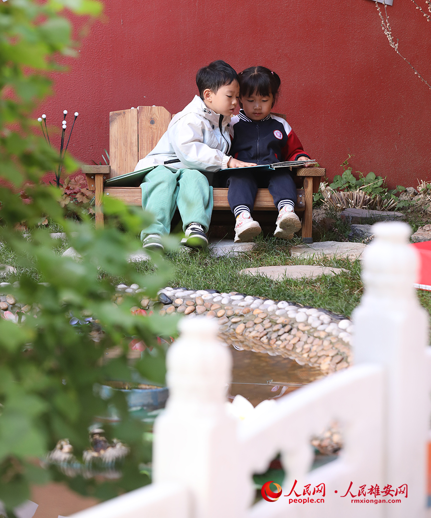 4月23日，雄安北海幼兒園師幼合作在幼兒園白洋淀微景觀進(jìn)行布置，開展荷塘趣味讀書活動(dòng)。人民網(wǎng)記者 李兆民攝