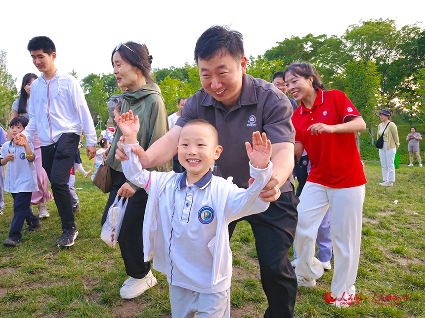 雄安容和容德幼兒園孩子們開始“貓鼠大戰(zhàn)”前的熱身運(yùn)動(dòng)。人民網(wǎng)記者 李兆民攝